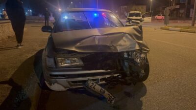 Erzincan'daki Binali Yıldırım Bulvarı'nda meydana gelen trafik kazasında 3 kişi