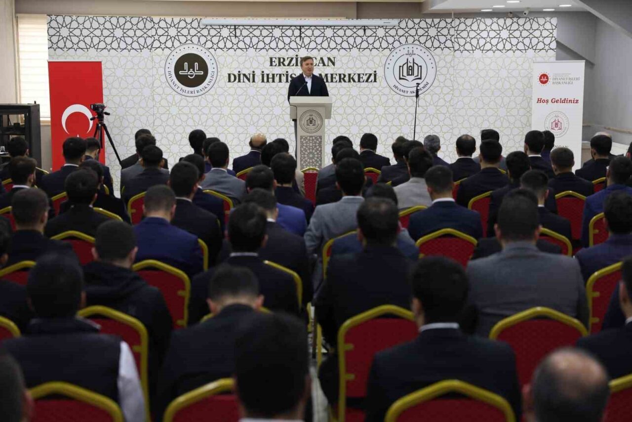 Erzincan Valisi Aydoğdu, İmam Adayları ile Merhamet ve Sorumluluk Üzerine Görüşmelerde Bulundu Erzincan Valisi Hamza Aydoğdu, Dinî İhtisas Merkezi'nde imam adaylarıyla bir