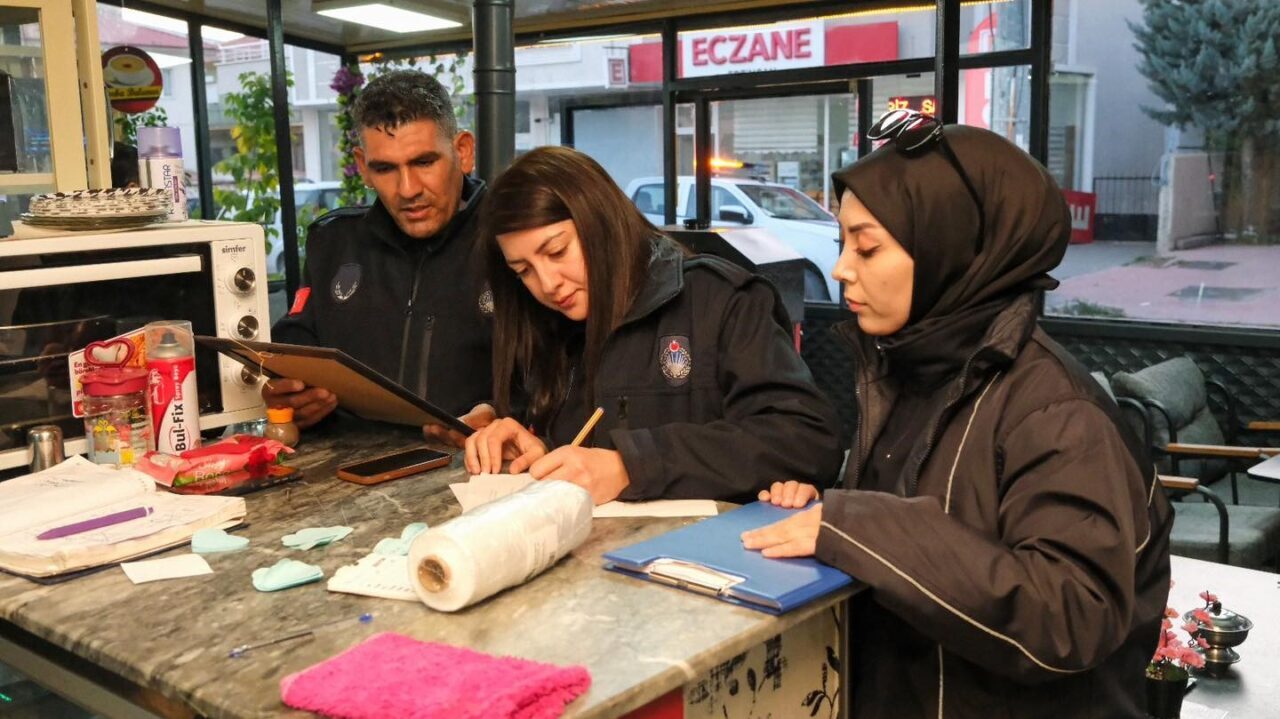 Erzincan’da Zabıta Ekipleri, Kafeterya ve Tatlı Üretim İşyeri Denetimlerine Devam Ediyor