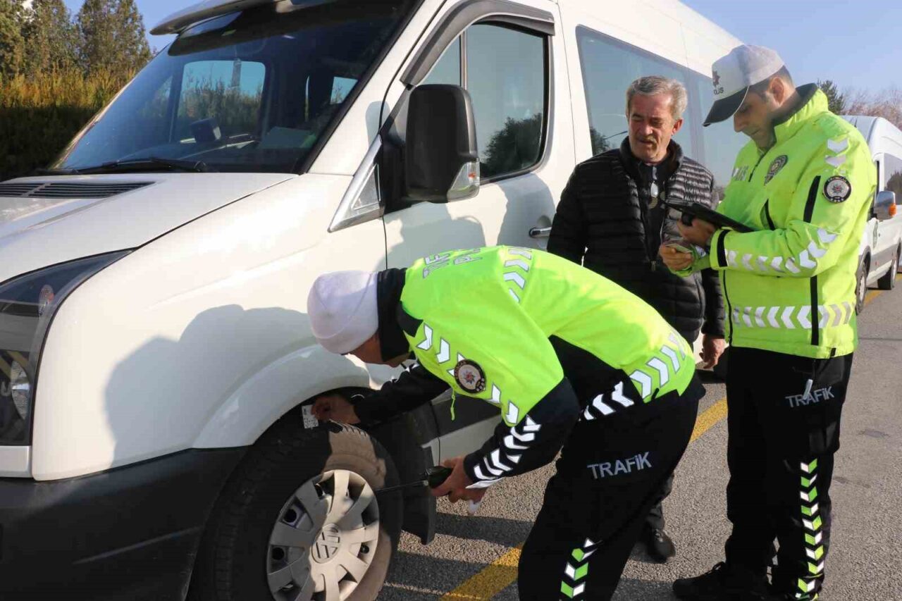 Erzincan İl Emniyet Müdürlüğü, okul servis araçlarına yönelik kış lastiği