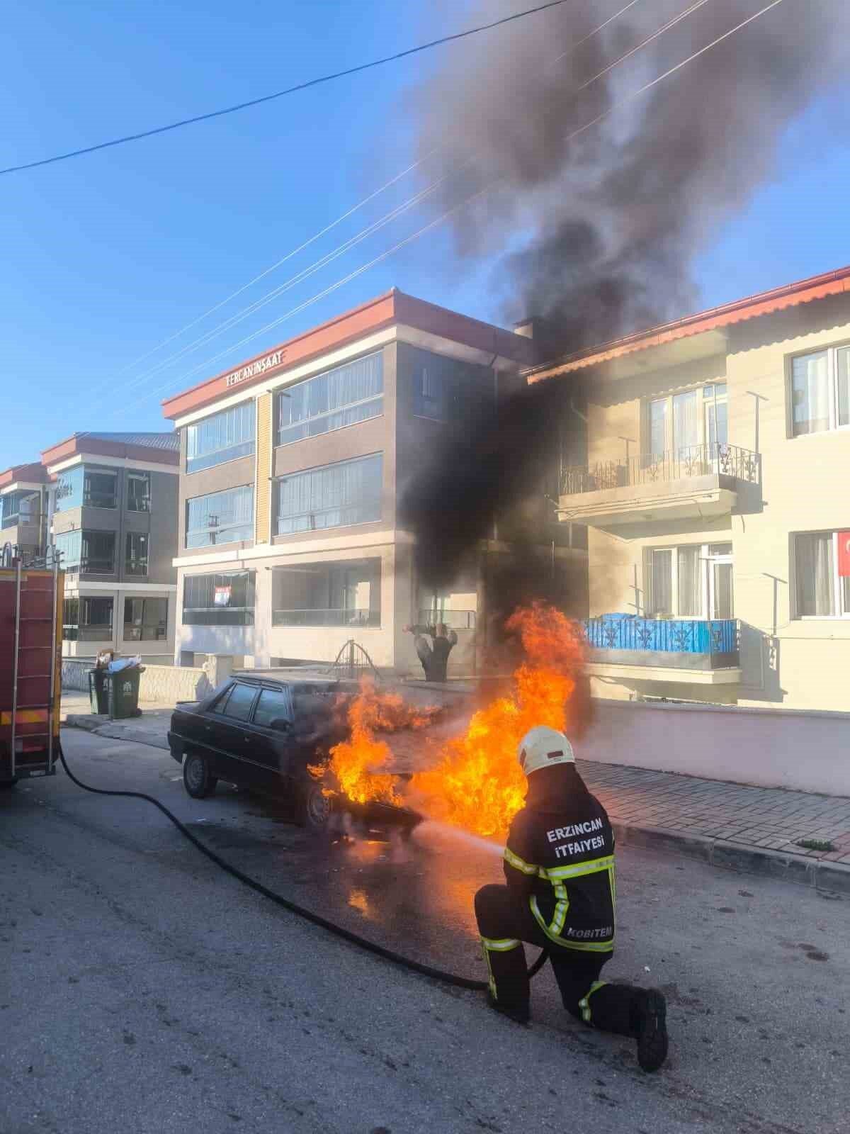 Erzincan’da park halindeki araçta meydana gelen yangın, itfaiye müdahalesiyle başarıyla söndürüldü.