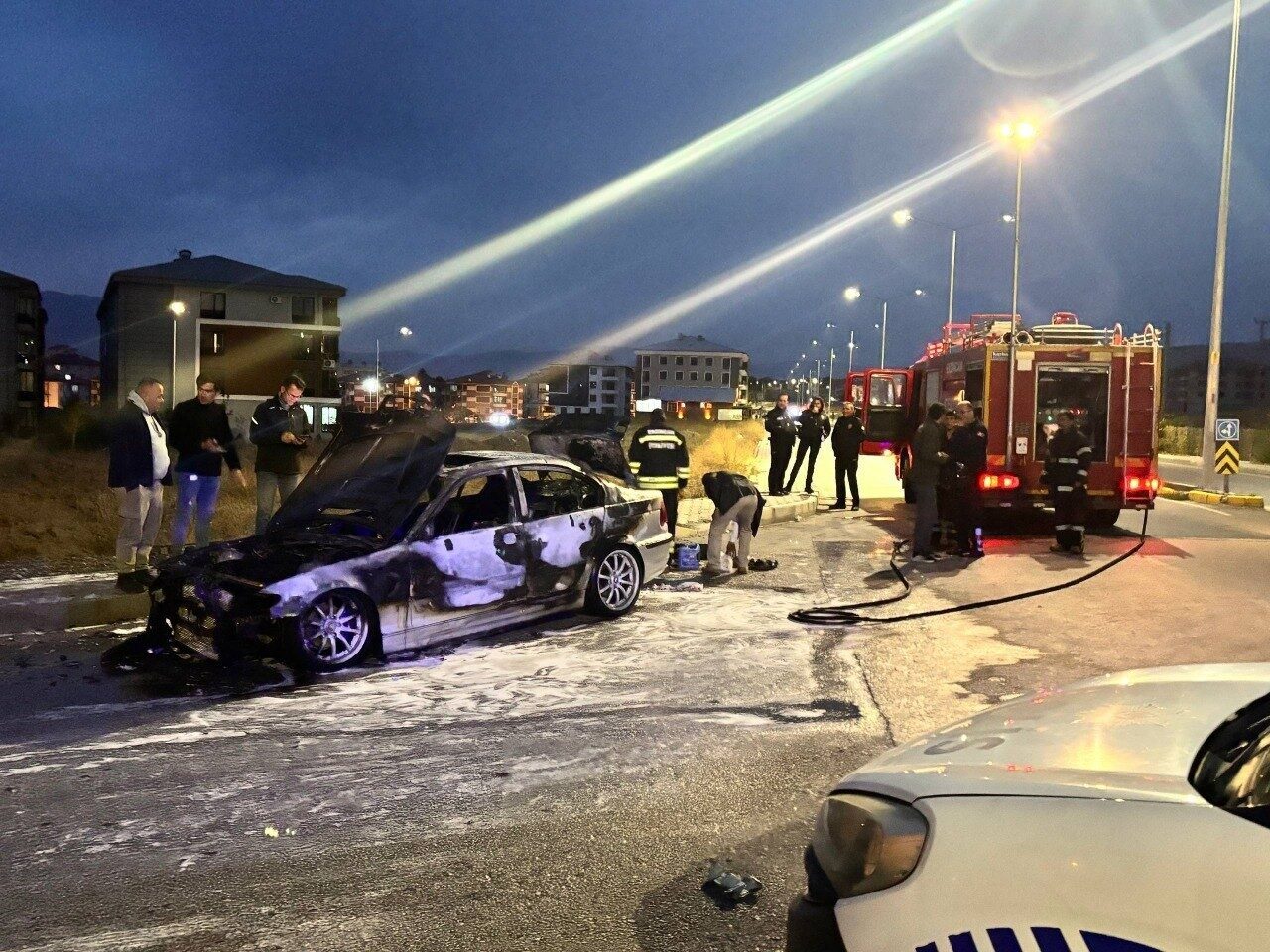 Erzincan'da Başbağlar Mahallesi'nde U.B.'nin kullandığı otomobil aniden alev aldı. Sürücü