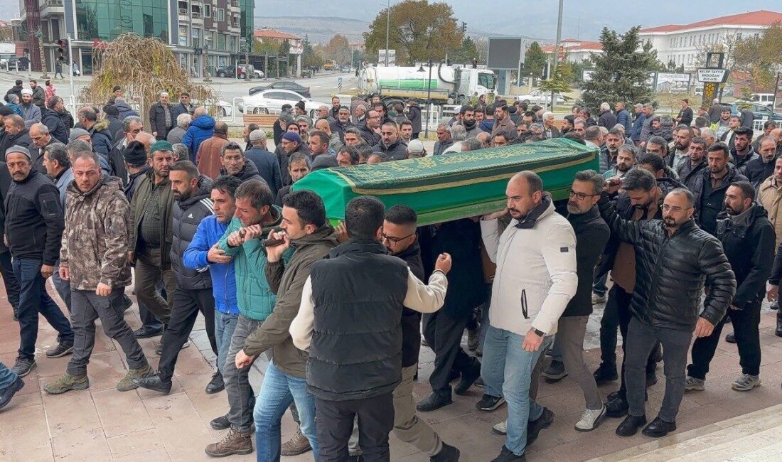 Erzincan’da silahla vurulmuş baba ve oğul, son yolculuklarına uğurlandı Erzincan'da babası Reşit Karakoç ve oğlu Yasin Karakoç, evlerinde silahla