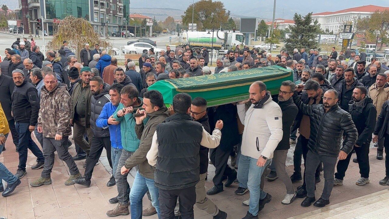 Erzincan’da silahla vurulmuş baba ve oğul, son yolculuklarına uğurlandı Erzincan'da babası Reşit Karakoç ve oğlu Yasin Karakoç, evlerinde silahla