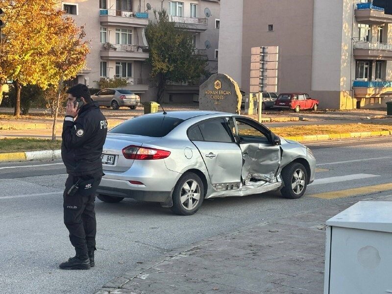 Erzincan’da Kaza: İki Araç Çarpıştı, 4 Yaralı Var Erzincan'ın Ergenekon Mahallesi'nde iki aracın çarpışması sonucu meydana gelen kazada,
