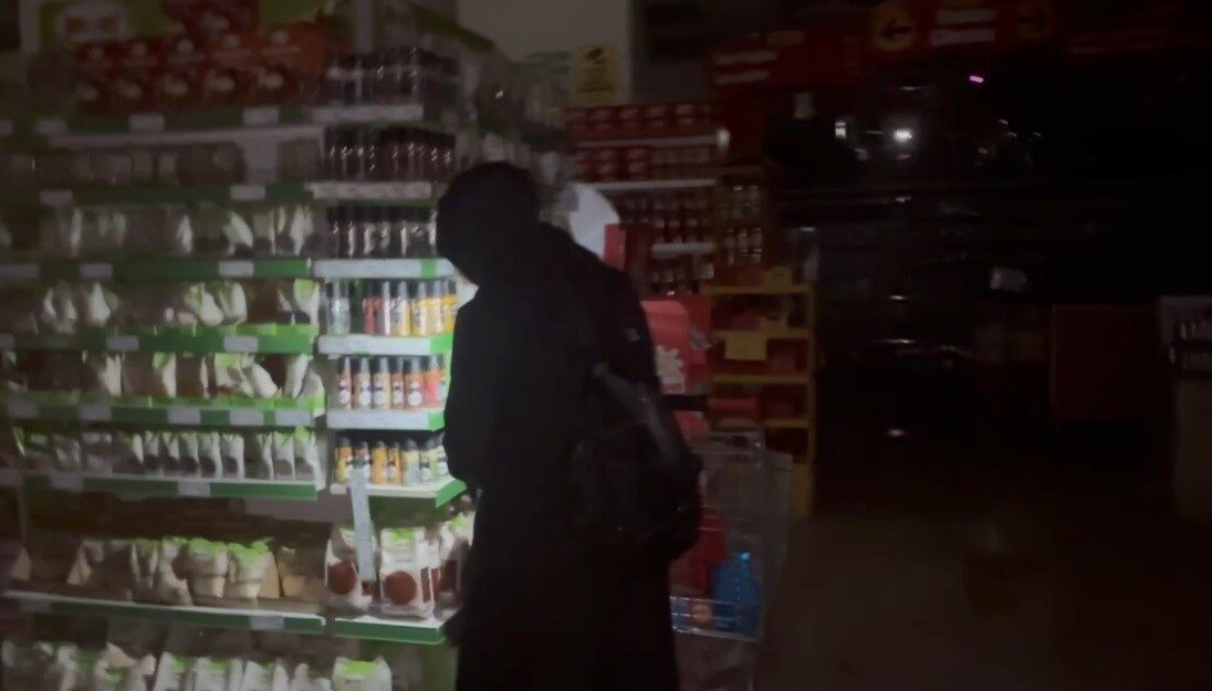 Erzincan'da yaşanan uzun süreli elektrik kesintisi, marketlerdeki alışverişi zorlaştırdı. Vatandaşlar,