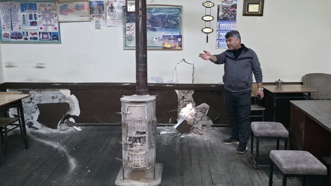 Erzincan'ın İnönü Mahallesi'nde bir çay ocağında yıkım çalışmaları sırasında panik