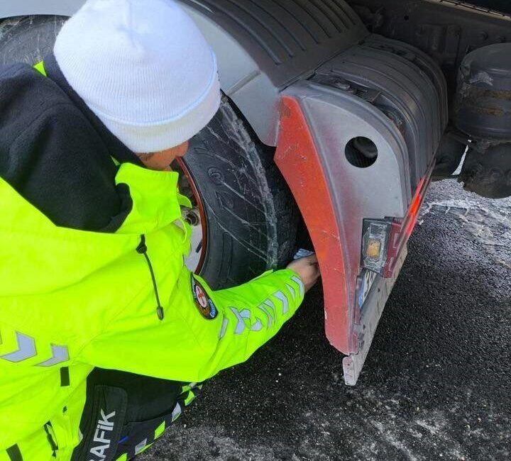 Erzincan’da Kış Lastiği Denetimleri: 154 Araç İncelendi, 3 Araca Cezai İşlem Uygulandı Erzincan İl Emniyet Müdürlüğü Refahiye Bölge Trafik Denetleme İstasyonu, 154