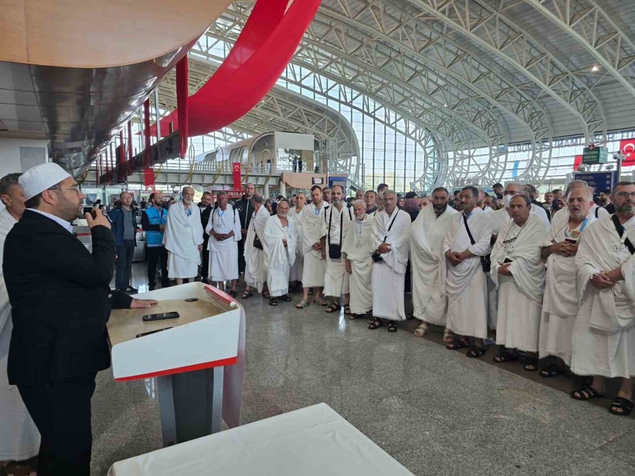 Erzincan’dan Umreye Giden 193 Kişi, Dualar Eşliğinde Uğurlandı