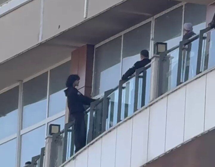 Erzurum'daki MNG Alışveriş Merkezi'nde bir genç, intihar girişiminde bulundu. Vatandaşların