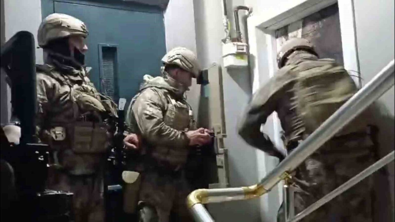 Erzurum'da narkotik ekipleri, sokak satıcılarına yönelik operasyon düzenleyerek 14 kişiyi