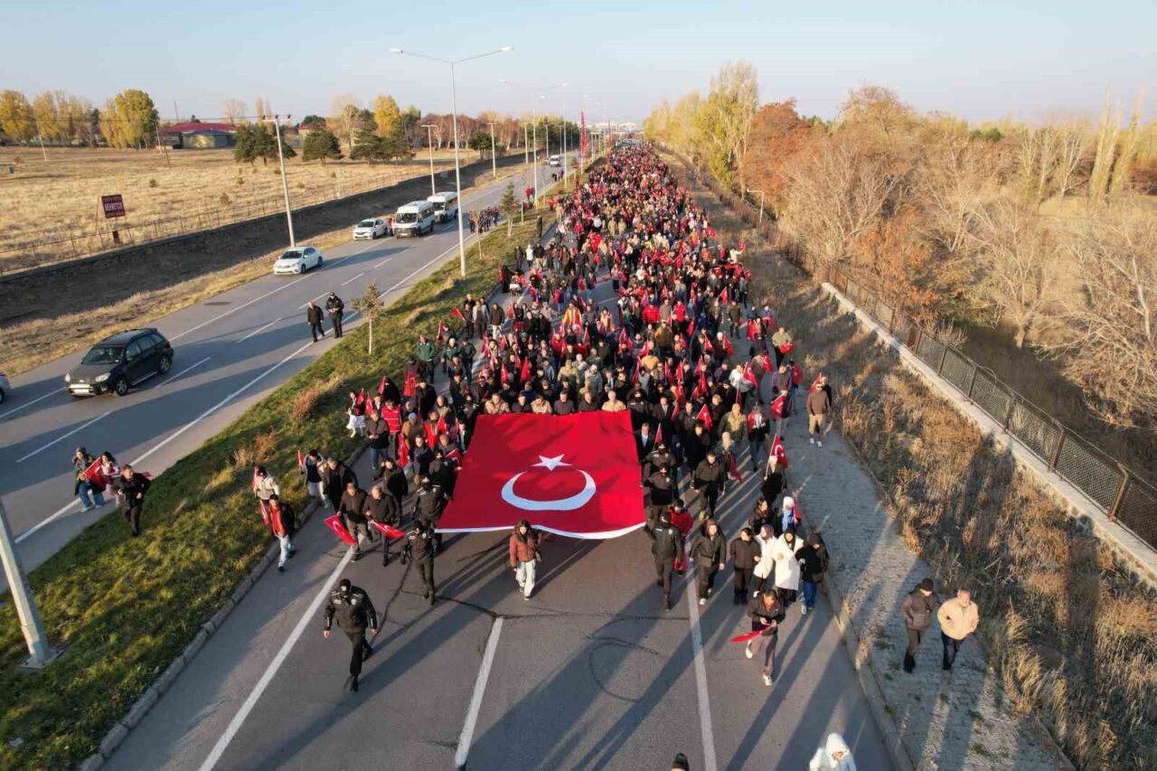 Erzurum'da binlerce kişi, sabah namazı sonrası Aziziye Tabyası'na akın ederek