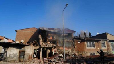 Erzurum'da doğalgaz patlaması sonucu iki ev yıkılırken bir kişi yaralandı.