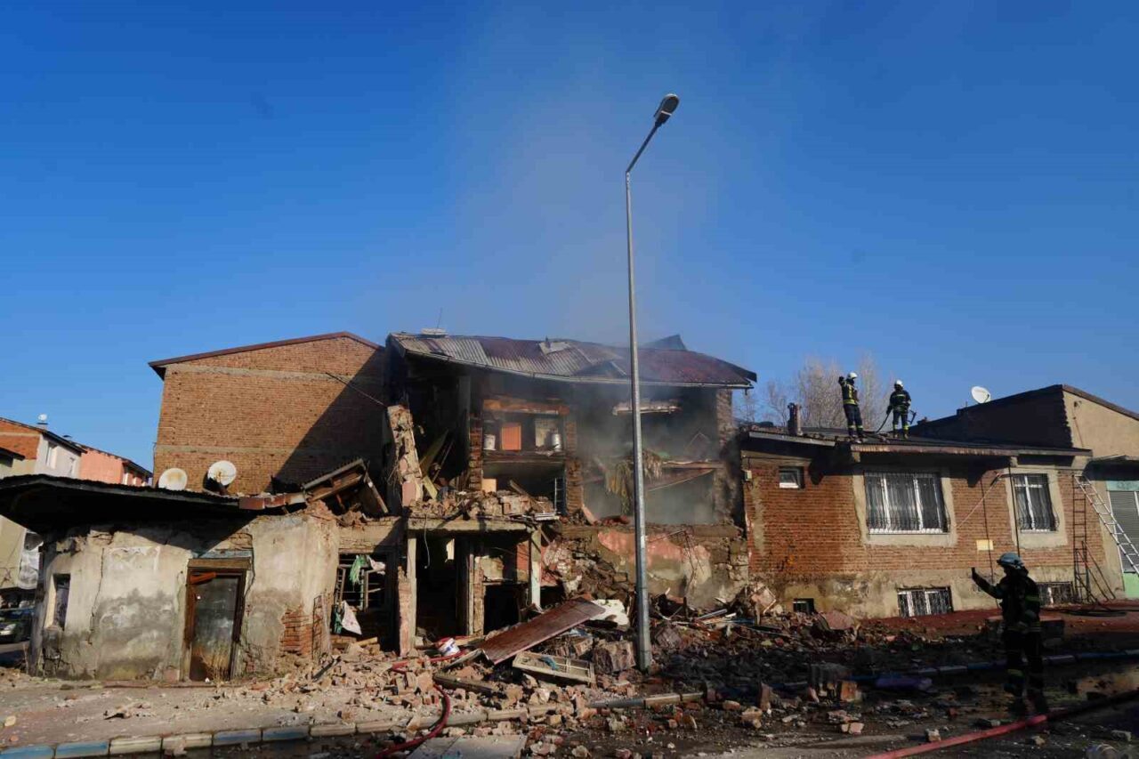 Erzurum'da doğalgaz patlaması sonucu iki ev yıkılırken bir kişi yaralandı.