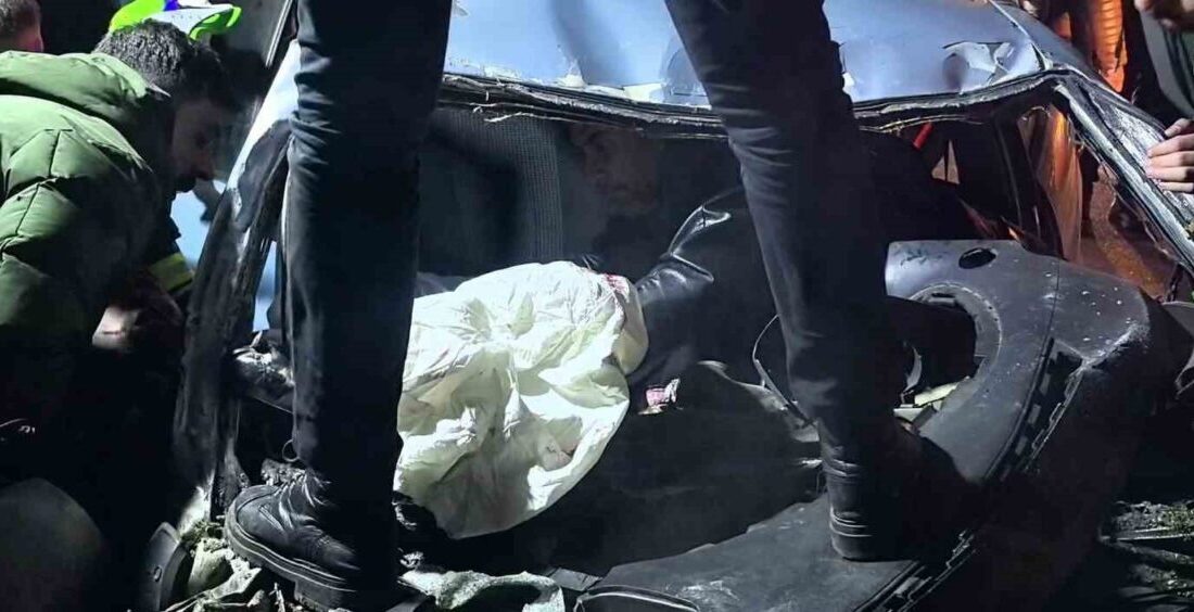 Erzurum'da meydana gelen trafik kazasında, 25 AP 220 plakalı otomobil,