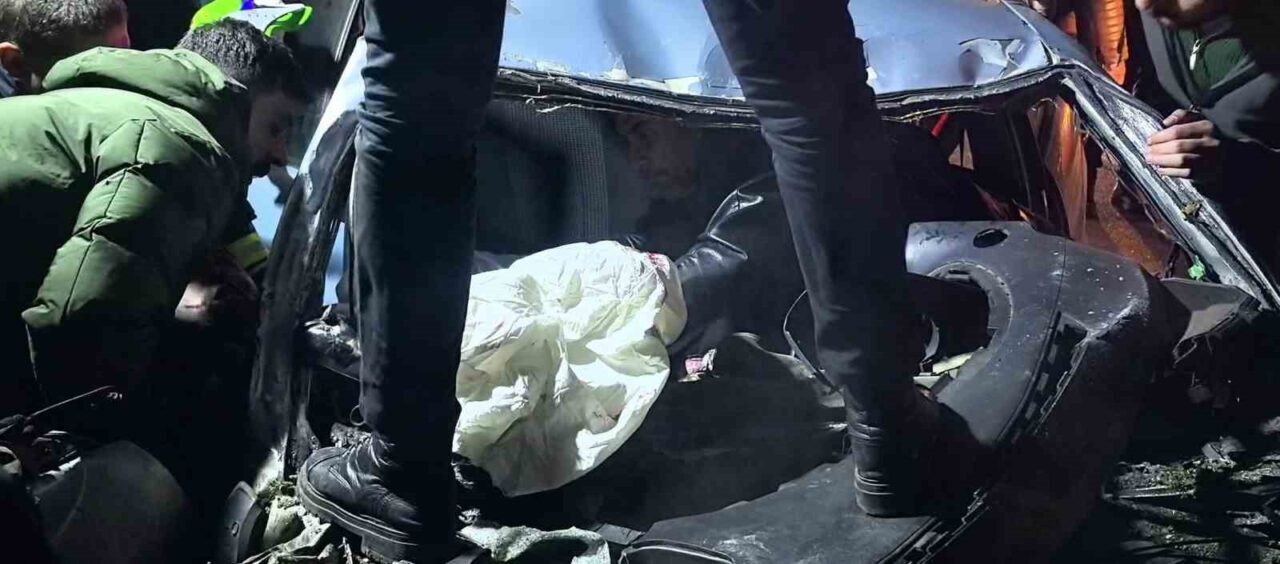 Erzurum'da meydana gelen trafik kazasında, 25 AP 220 plakalı otomobil,