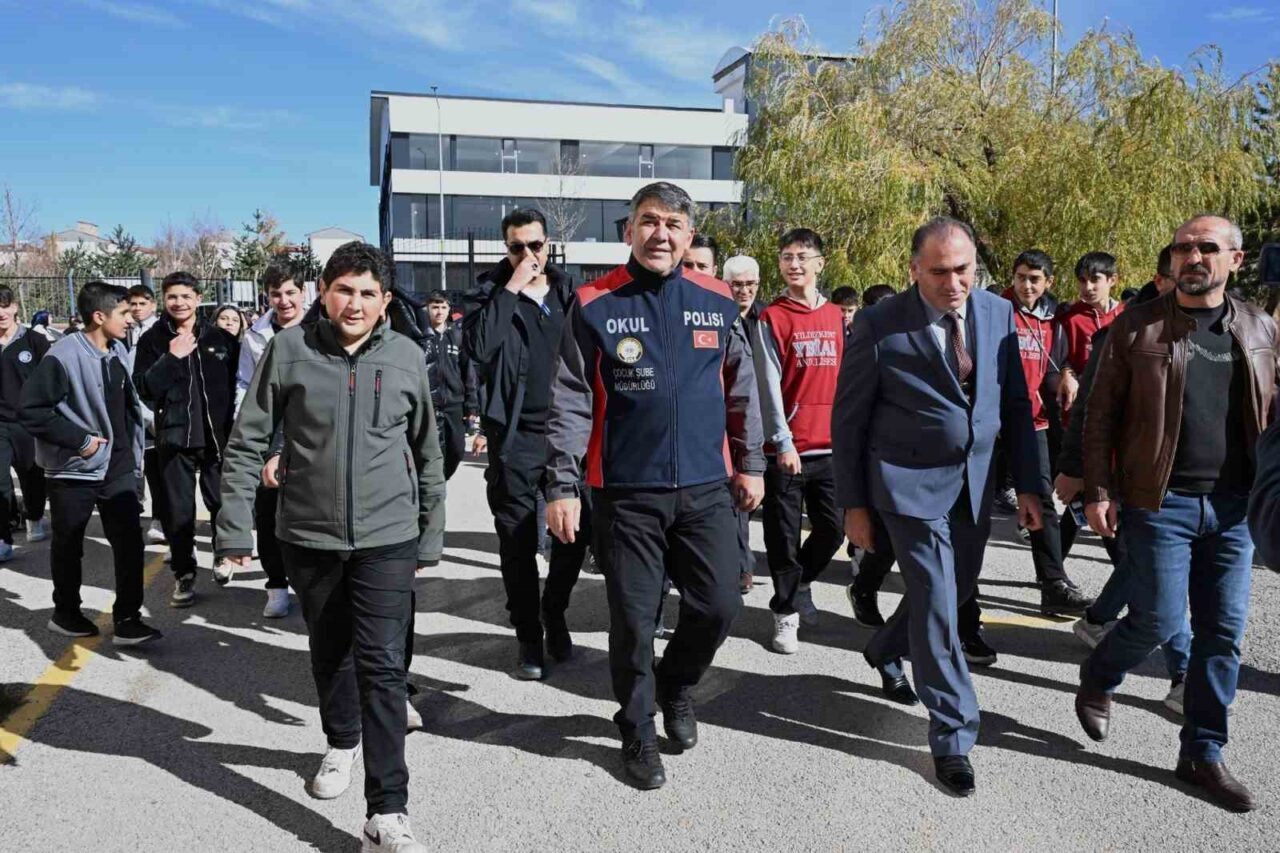 Erzurum İl Emniyet Müdürü Onur Karaburun, her okulu bir polise