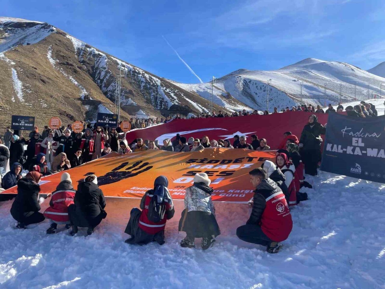 Erzurum’da Kadına Yönelik Şiddete Dikkat Çekmek İçin Yürüyüş Düzenlendi