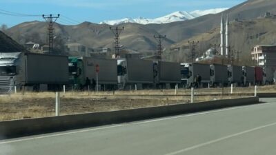 Yüksekova'daki Esendere Gümrük Kapısı'nda İran'daki sistemsel sorunlar nedeniyle tır kuyruğu