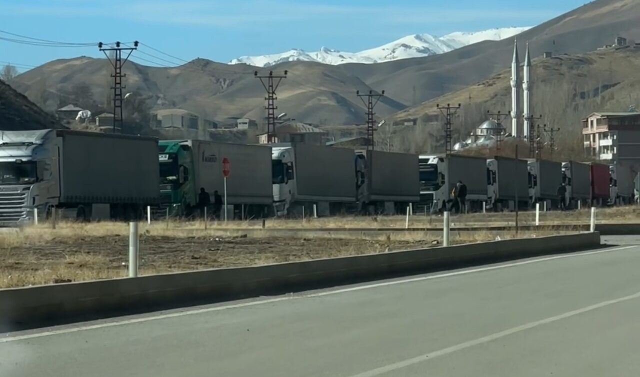 Yüksekova’daki Esendere Gümrük Kapısı’nda İran kaynaklı sistemsel problemler nedeniyle tır kuyruğu 2 kilometreyi aştı