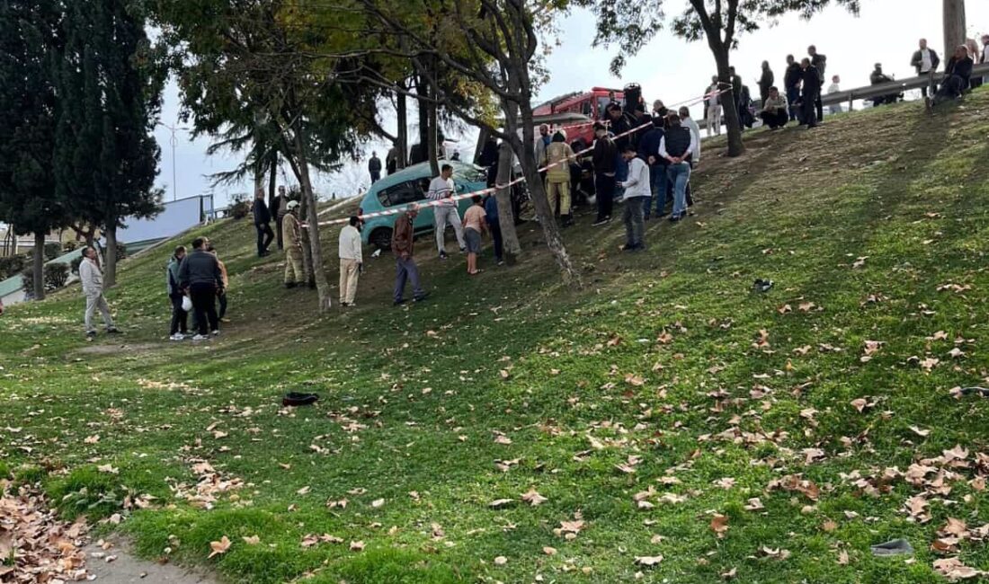 Esenler O-3 Otoyolu’nda direksiyon hakimiyetini kaybeden otomobil, bariyerleri aşarak ağaçlık alana düştü, sürücü ağır yaralandı. Esenler O-3 Otoyolu'nda meydana gelen kazada, 34 ER 7535 plakalı