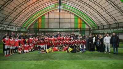 Esenyurt Belediyesi’nin düzenlediği futbol turnuvasında, 7-14 yaş arasındaki 8 takımın