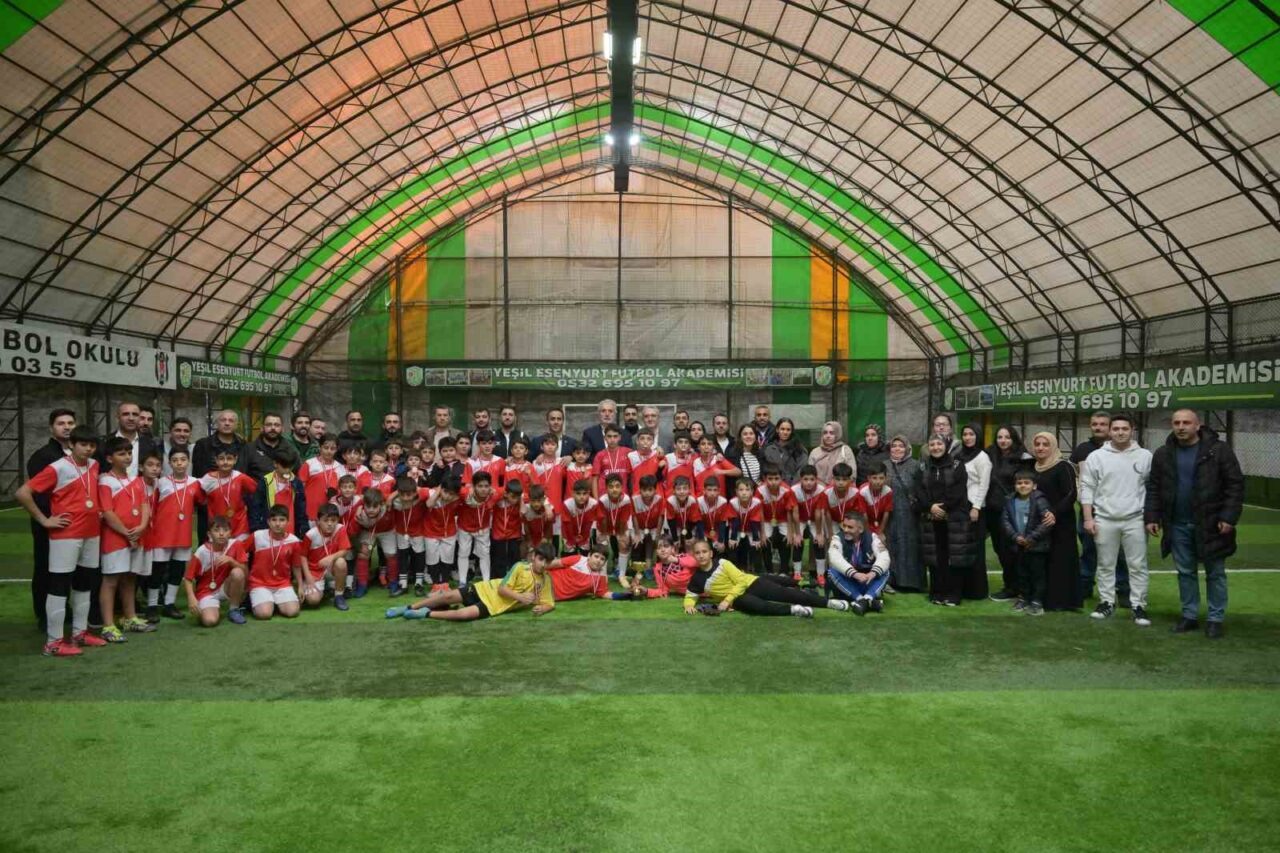 Esenyurt Belediyesi’nin düzenlediği futbol turnuvasında, 7-14 yaş arasındaki 8 takımın