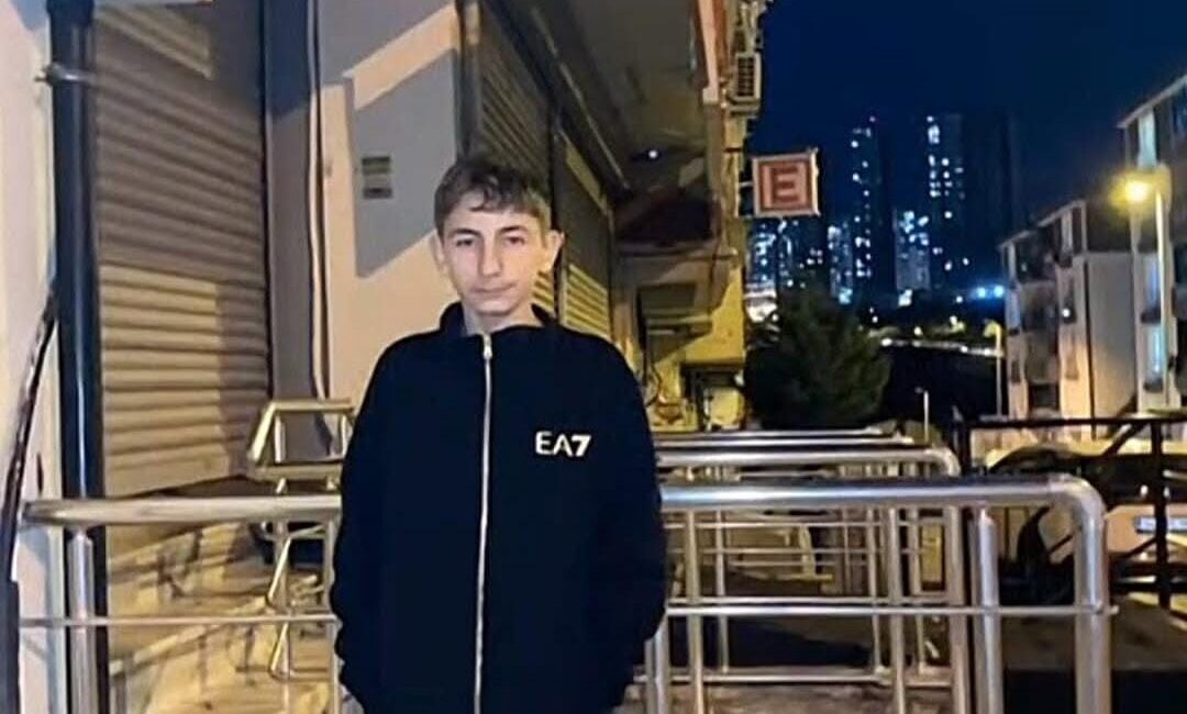 Esenyurt’ta Evde Yalnız Kalan 13 Yaşındaki Çocuk, Baygın Halde Bulunarak Hastaneye Kaldırıldı, Hayatını Kaybetti Esenyurt’ta 13 yaşındaki Eren Yılgın, işteki anne Ayten Yılgın evde