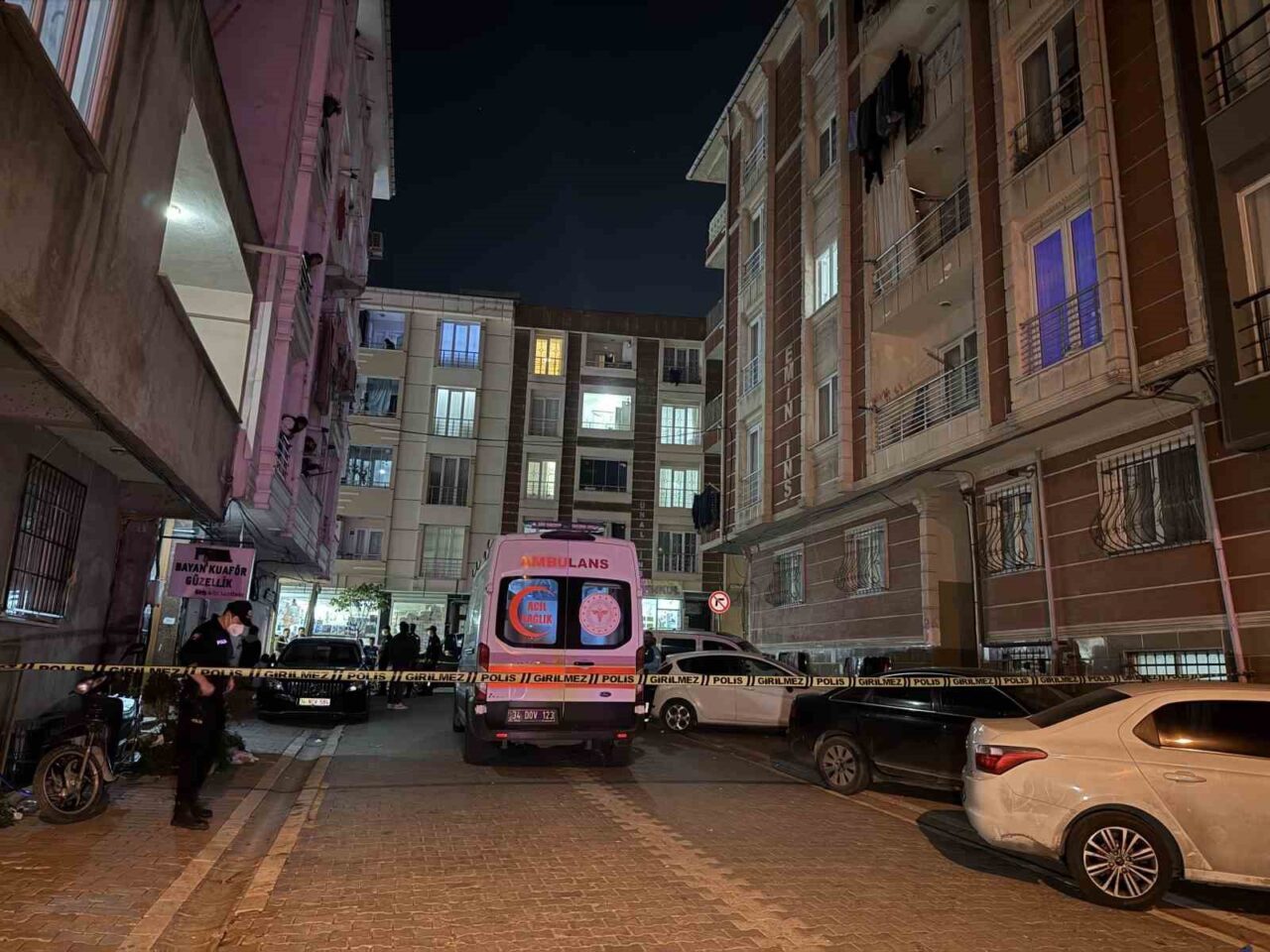 Esenyurt’taki Binada İlaçlama Sebebiyle Dört Kişi Zehirlenerek Hastaneye Kaldırıldı