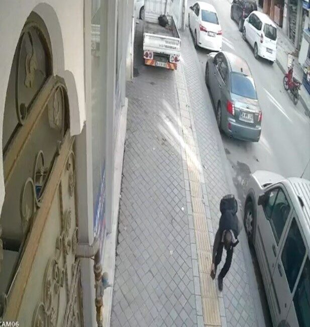 Esenyurt'ta bir adam, bir kadının düşürdüğü cüzdanı alarak kaçtı. Ancak,