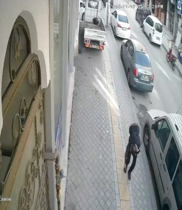 Esenyurt’ta Cüzdanını Kaybeden Kadının Hırsızı Sosyal Medya Tepkisiyle Bulundu ve Cüzdanı Muhtarlığa Teslim Etti