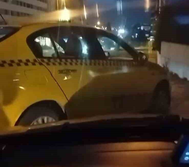 Esenyurt’ta Telefonla Konuşan Taksici, Diğer Sürücülerden Saldırıya Uğradı Esenyurt'ta bir taksi sürücüsü, telefonla konuşmak için park ettiği sırada