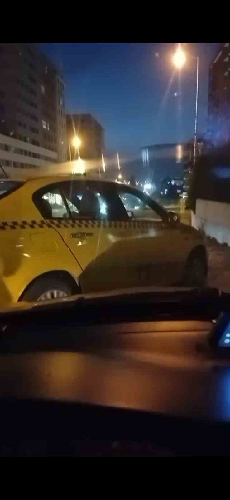 Esenyurt'ta bir taksi sürücüsü, telefonla konuşmak için park ettiği sırada