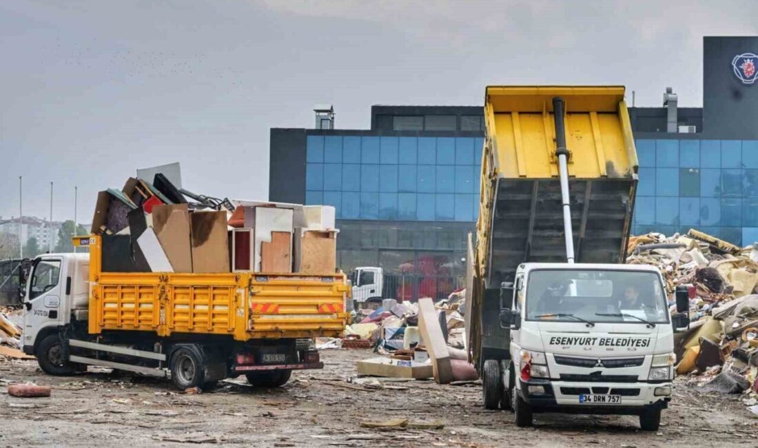 Esenyurt'ta Temizlik Hareketi kapsamında çevre temizliği çalışmaları sürüyor. Belediye ekipleri,