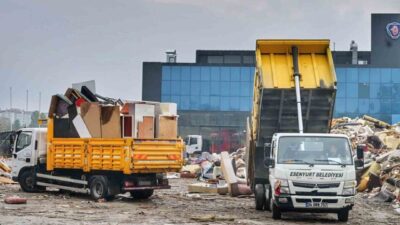 Esenyurt'ta Temizlik Hareketi kapsamında çevre temizliği çalışmaları sürüyor. Belediye ekipleri,