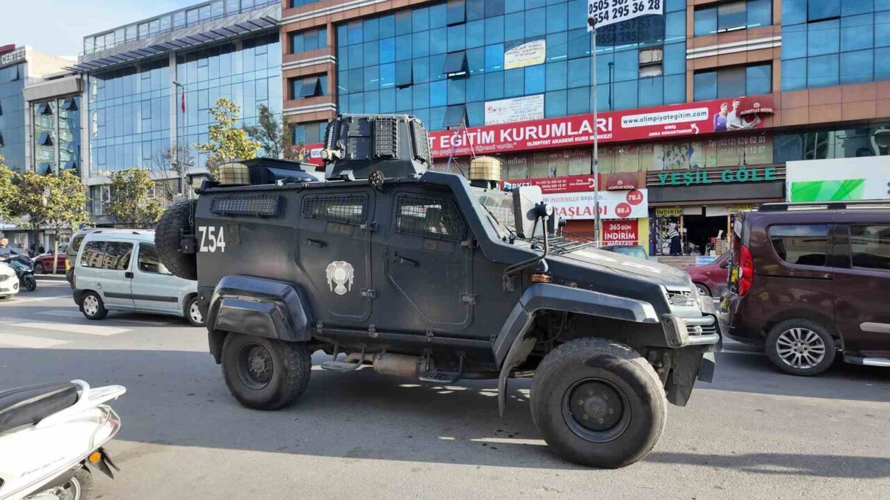 İstanbul'un Esenyurt ilçesinde bir otelin önüne el bombası atıldı. Patlamadan