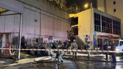 Esenyurt'taki bir akaryakıt istasyonunda, şarja bağlı elektrikli bir aracın bilinmeyen