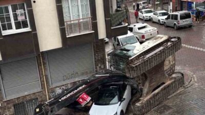 İstanbul Esenyurt'ta bir tırın dorsesindeki iş makinesi devrildi. Olayda iki