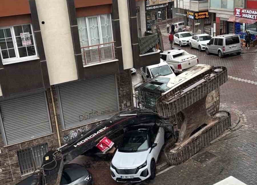 İstanbul Esenyurt'ta bir tırın dorsesindeki iş makinesi devrildi. Olayda iki