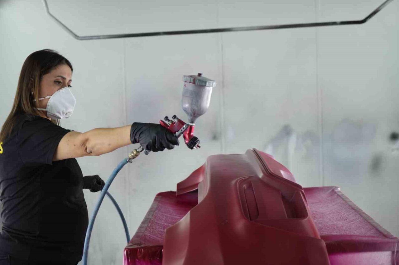Antalya'da oto boya alanında başarılı bir kadın ustası olan Nurgül