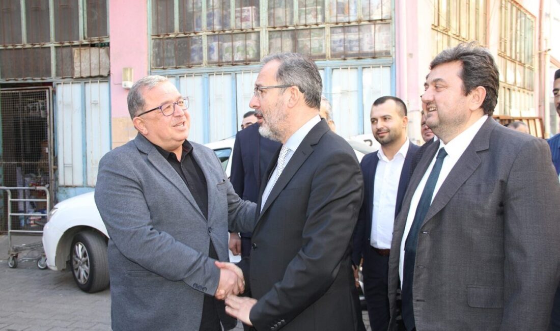 Mehmet Muharrem Kasapoğlu, Kula Esnaf ve Sanatkârlar Odası’nı Ziyaret Etti: “Esnafın Yanındayız” Eski Gençlik ve Spor Bakanı Mehmet Muharrem Kasapoğlu, Kula'daki Esnaf