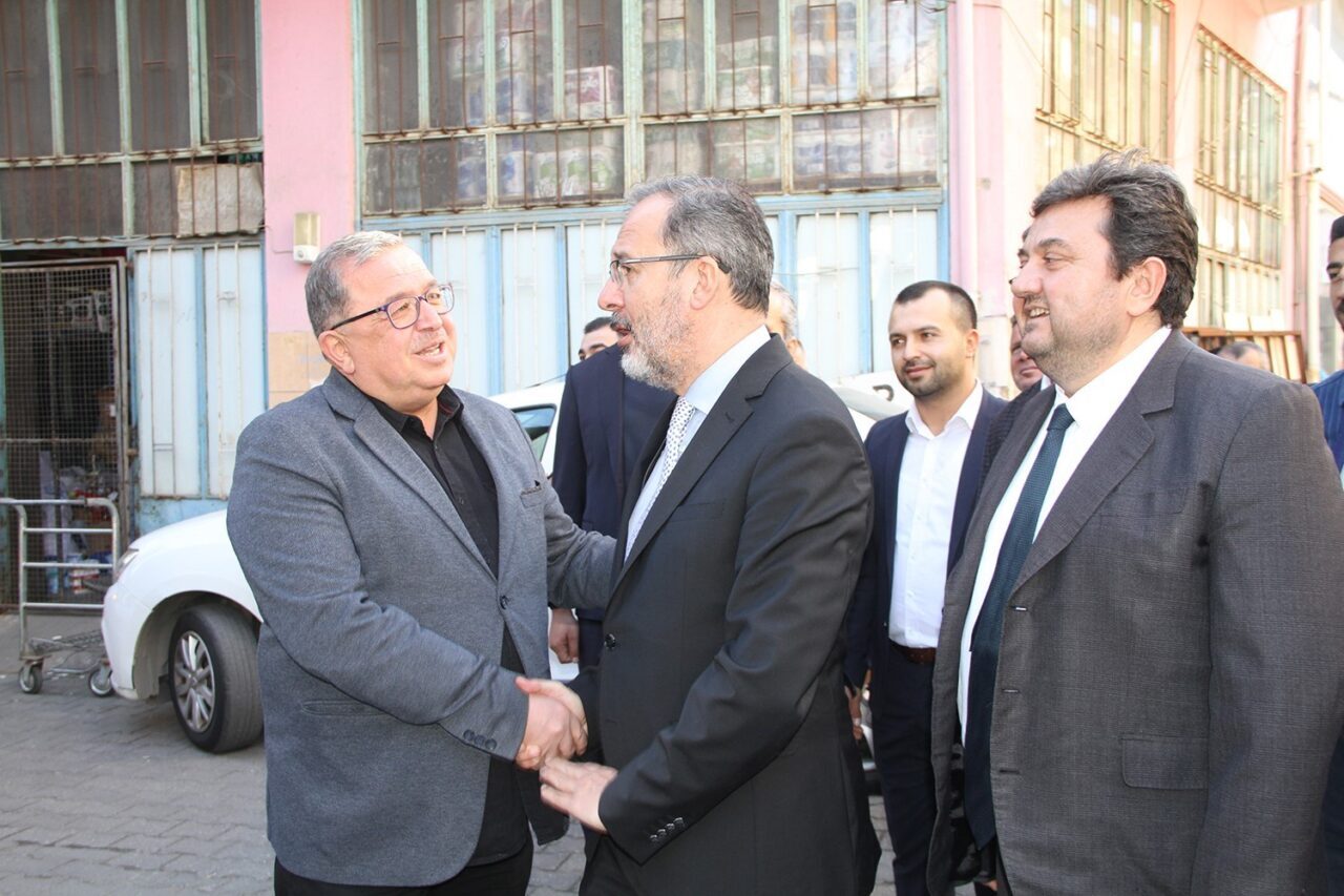 Eski Gençlik ve Spor Bakanı Mehmet Muharrem Kasapoğlu, Kula'daki Esnaf