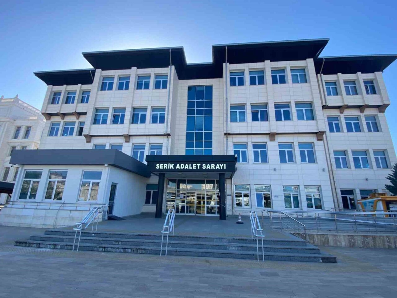 Antalya'nın Serik ilçesinde, eski CHP Serik İlçe Başkanı Y.E. ve