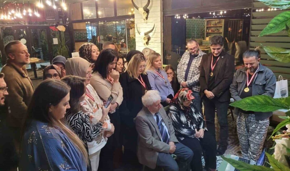 Kütahya Fuatpaşa İlkokulu'ndaki eski öğrenciler, 1993-1998 yılları arasında öğretmenlik yapan