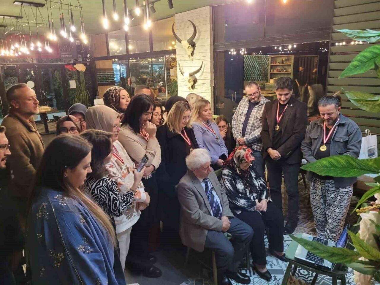 Kütahya Fuatpaşa İlkokulu'ndaki eski öğrenciler, 1993-1998 yılları arasında öğretmenlik yapan