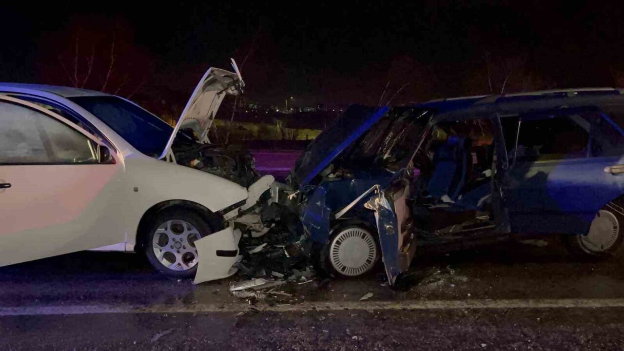 Eskişehir-Afyonkarahisar karayolunda meydana gelen kazada, yağmur nedeniyle kayganlaşan yolda bir