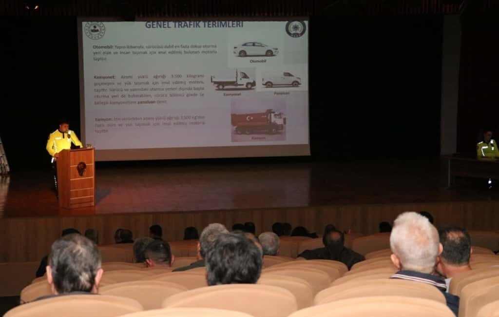 Eskişehir’de Trafik Müfettişlerine Yönelik Bilgilendirme Toplantısı Gerçekleştirildi Eskişehir’deki toplantıda, İl Emniyet Müdürlüğü tarafından fahri trafik müfettişlerine Trafik
