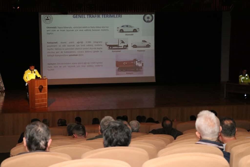 Eskişehir’deki toplantıda, İl Emniyet Müdürlüğü tarafından fahri trafik müfettişlerine Trafik