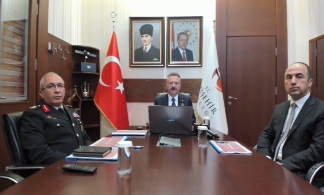 Eskişehir Valisi Hüseyin Aksoy, Ekim Ayı Güvenlik Bilgilendirme Toplantısı’nda, kişilere