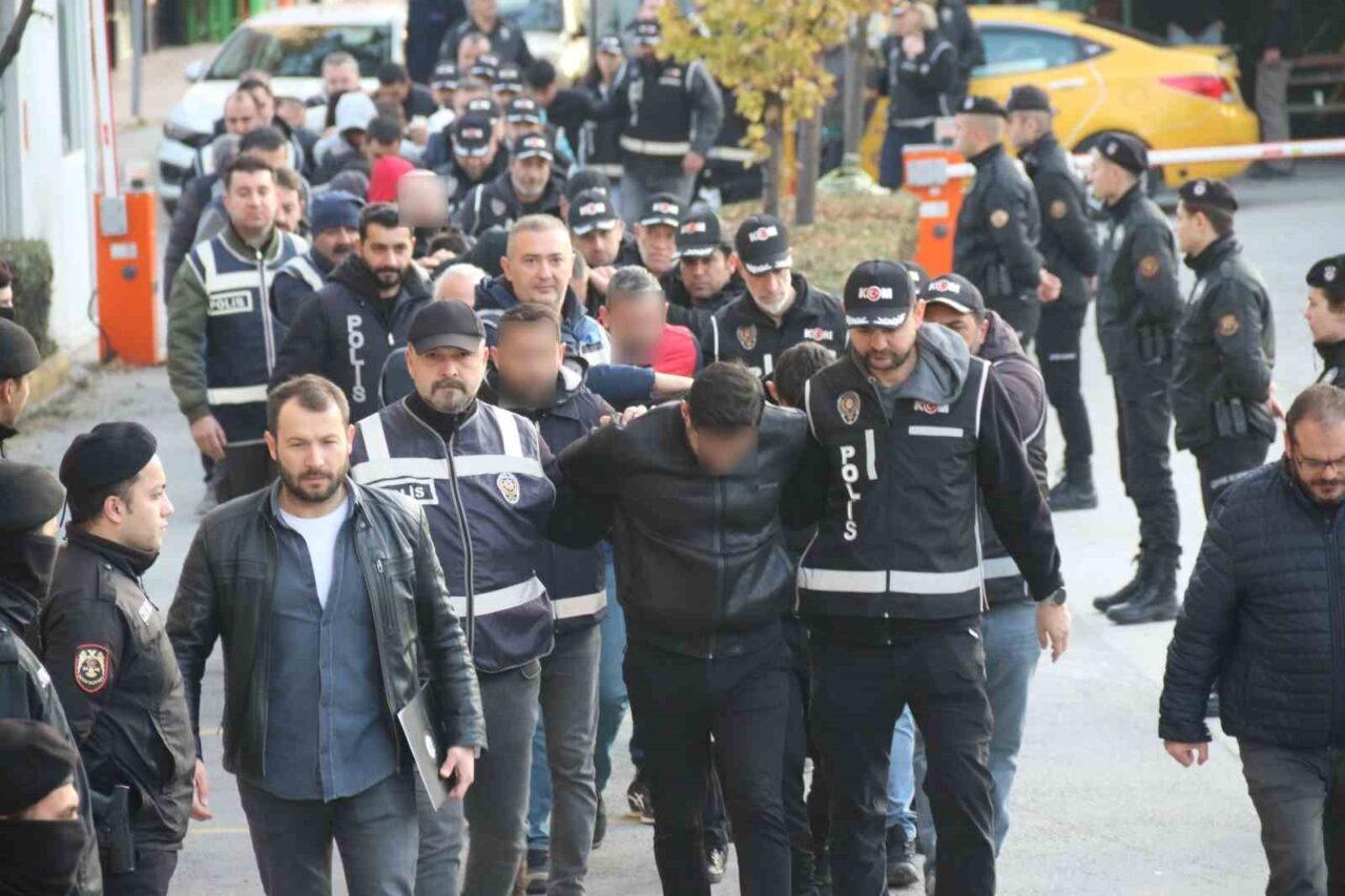 Eskişehir'de silahlı organize suç örgütüne yönelik düzenlenen operasyonda, 10'u tutuklu